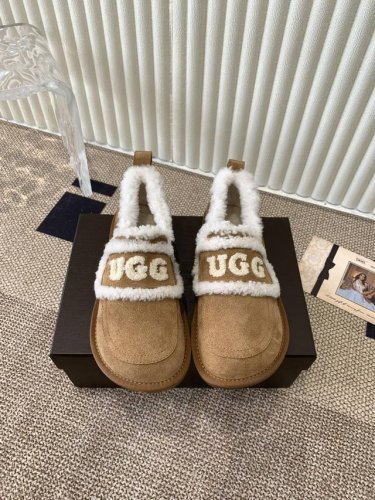 Ugg 刺绣logo圆头鞋 一眼就上头的款式 胖胖的方圆头鞋 加上羊毛边边logo 憨憨的可爱，秋冬穿搭必备单品光鞋身很轻巧，不论是居家还是出街都很可 颜色：栗