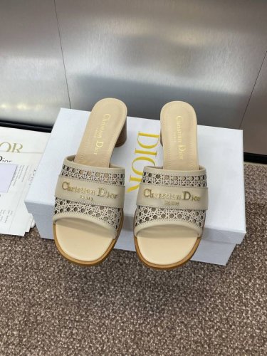 工厂p价p 迪奥 Dior 2025 春夏新款 D-Lane 果冻色镂空粗跟女鞋 Cd字母Logo五金扣低跟圆头露趾凉拖鞋 市面顶级版本 材质:鞋面进口小牛皮+
