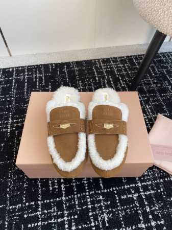 代购级 MiuMiu 24ss 秋冬走秀款 钱币 毛毛拖鞋 包头拖 这款永不过时的反绒皮 鞋饰有硬币与压花Miu徽标，彰显别具一格的经典格调 鞋头盖点缀皮革饰带 - 点击图像关闭