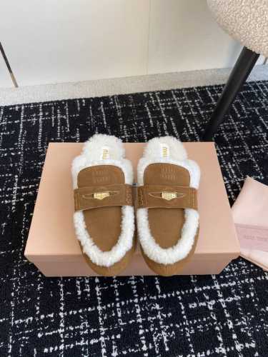 代购级 MiuMiu 24ss 秋冬走秀款 钱币 毛毛拖鞋 包头拖 这款永不过时的反绒皮 鞋饰有硬币与压花Miu徽标，彰显别具一格的经典格调 鞋头盖点缀皮革饰带
