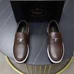 Prada 普拉达 Rank皮革运动鞋这款运动鞋休闲百搭，采用柔软小牛皮制成，运用柔和简洁的线条勾勒出运动风廓形，搭配橡胶发泡中底拼接轻便的凸纹加宽橡胶鞋底，轻