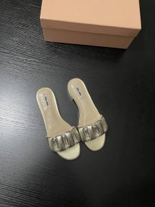 Miu Mi* 新品拖是时尚与甜美的完美融合。柔软的皮质鞋面，搭配闪耀水钻饰扣，简约中透着精致。一脚蹬的设计，随性又自在，无论是搭配裙装还是裤装，都能轻松打造出