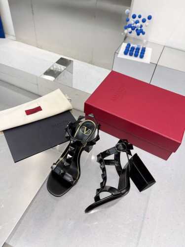 春款V. 家专柜最新款重工打造经典高跟鞋，顶级版本绝对史上最强货 欢迎对比面料釆用进漆皮、内里印度羊皮，大底采用意大利进口真皮大底，舒适好穿楦型与专柜一致，优雅