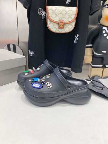 Balenciaga X Crocs 联名洞洞鞋 巴黎世家Balenciaga X Crocs春夏最新情侣款洞洞鞋 25春季新款黑马单品,海内外时尚博主纷纷上脚