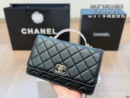 全套飞机盒包装 香奈儿Chanel Woc发财包 特别的设计很给穿搭加分，比经典Woc 亮眼，怎么搭都有时髦精致感 别出心裁的设计很符合小香风格～设计带感耐造又