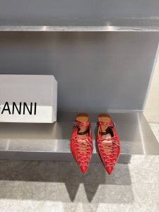 ganni 小众潮牌 25Ss春夏新款 系带 芭蕾舞鞋 对Gann的德比鞋一见钟情 念念不忘必有回响 出了经典黑白色又出了这个红色 鞋底比较薄 后脚那里做了褶皱
