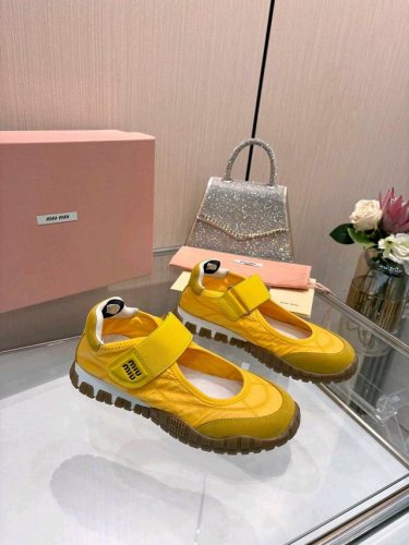 实价不让利 Miumiu 缪缪2025早春新品科技面料和绒 面小牛皮轮胎运动鞋魔术贴款凉鞋 该轮胎纹底结合了优雅和运动功能 动态 柔韧且耐用的橡胶鞋底让人想起轮