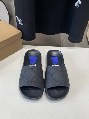 出厂价P Burberry 巴宝莉拖鞋新款上市完美做工！完美造型顶级品质防滑耐磨的高端橡胶大底百搭舒服鞋，标准尺码：39-46；5款色可选