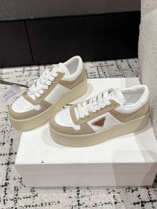 Prada 普拉达 25 最新Downtown Bold系列 厚底 三角标 休闲 小白鞋运动风设计搭配精致细节。采用穿孔皮革打造，个性的厚底呈现别具一格的现代风