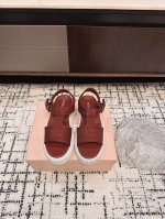 miumiu缪缪春夏走秀款饼干凉鞋，厚底松糕鞋 简约的运动板鞋设计，极具辨识度的鞋舌，打造佛系甜美的休闲风~~上脚气场十足随意搭配，长裙，短裙，短裤，穿出与众不