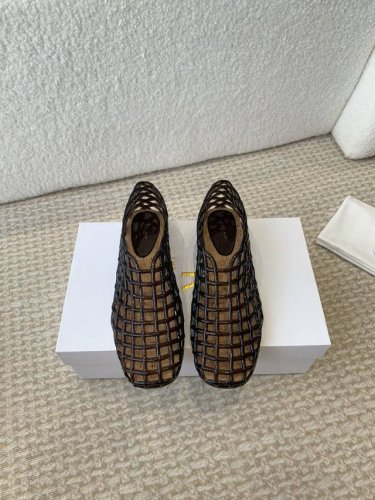 The Row 24 走秀款 水晶 果冻凉鞋 独家首发 原版开模 1:1制造 超多网红上脚 夏日舒适百搭！ 爆款无疑！没有一丝橡胶味儿，奶香奶香的 谁还没有双水