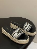 25Ss春夏新款Dior 迪奥Dway草编厚底凉拖鞋字母刺绣麻绳底一字拖鞋 这款 Dway 厚底凉拖时尚休闲 自然色酒椰草效果面料和撞色棉质鞋面 饰以Chris