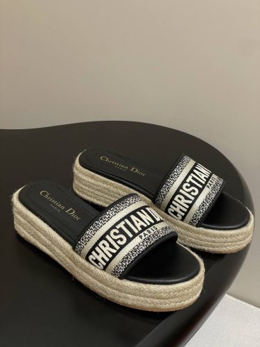 25Ss春夏新款Dior 迪奥Dway草编厚底凉拖鞋字母刺绣麻绳底一字拖鞋 这款 Dway 厚底凉拖时尚休闲 自然色酒椰草效果面料和撞色棉质鞋面 饰以Chris