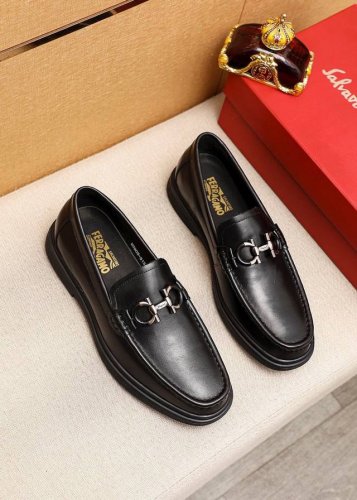 商品商标 Ferragamo 菲拉格慕 休闲皮鞋 正码码数: 39-44 38.45订制 商品材料 精选 进口头层小牛皮鞋面+奢华五金扣 进口水染牛皮内里 强烈
