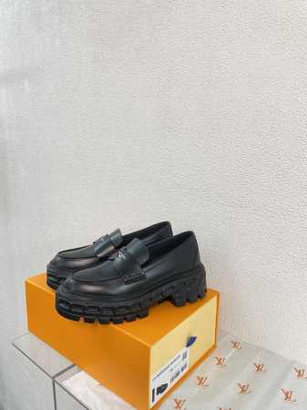 美爆了 Lv 新品 乐福鞋系列 考究工艺 有特色大底 高品质出品 黑色 面料选用小牛开边朱系列 内里牛皮内里 鞋面钢印Logo精美绝伦 大底选用原版一致 开模大 - 点击图像关闭