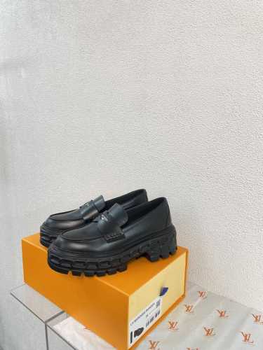 美爆了 Lv 新品 乐福鞋系列 考究工艺 有特色大底 高品质出品 黑色 面料选用小牛开边朱系列 内里牛皮内里 鞋面钢印Logo精美绝伦 大底选用原版一致 开模大