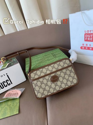 Gucci Ophidia 相机包 这个款复古韵味特别浓，对版五金 原版内里！上身效果也超赞，主要以精致特别的五金来提升整体质感。尺寸22*14 配飞机盒全套包