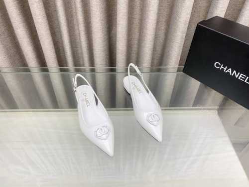 25Ss春夏新款Chane*小香尖头平底单鞋 凉拖鞋经典双C融入爱心扣饰，尖头设计真不多见，俏皮中又有点轻熟的高级，穿起来减龄又有气质！鞋面：小羊皮 麂皮内里：