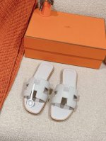平跟 Hermes 爱马仕H拖鞋Oran凉鞋系列 时尚又百搭 超级舒服 每个细节都做到极致 原版Swift小牛皮 原版1:1独家私模鞋面 原版真皮沿条大底 包装