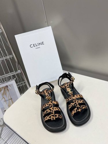 celine思琳经典春最新爆款沙滩凉鞋夏天搭配袜子，简直绝绝子 复古的点上带上了满分时髦感颜值原版购入开发，依旧最高输出还原原版定制复古感 面料:牛皮压印工艺油