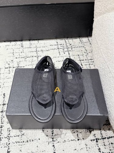 alaia 阿莱呀 25 春夏季新款 明星同款 夹趾 渔网鞋 芭蕾舞鞋 轻盈透气 夏日松弛美学透气网面日月光倾泻 交织出若隐若现的透感美学 网面设计 呼吸感拉满