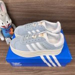 顶级版本Adidas Originals Gazelle 舒适潮流厚底 耐磨防滑增高低帮蓝白板鞋。 货号: Id6991 包装:全套得物配件毒盒配纯棉袜子一副。