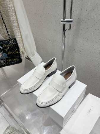 Therow 经典乐福鞋，在鞋口的里面暗藏松紧设计，穿脱更方便，不掉脚不松垮。进口混种羊 超软超舒服 细腻柔软质感看细节都能感受到 垫脚羊皮，大底原版意大利进口 - 点击图像关闭