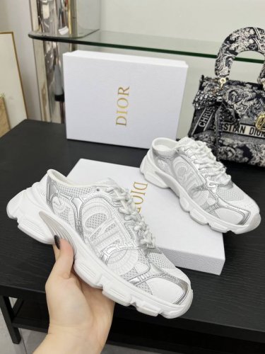 这款 Dior Chrono 运动半抱鞋以Dior的高订风格重新演绎跑步鞋。白色网眼织物搭配银色调层压皮革效果镶片，点缀以经典细节，如两侧Cd标志、鞋舌上的星星