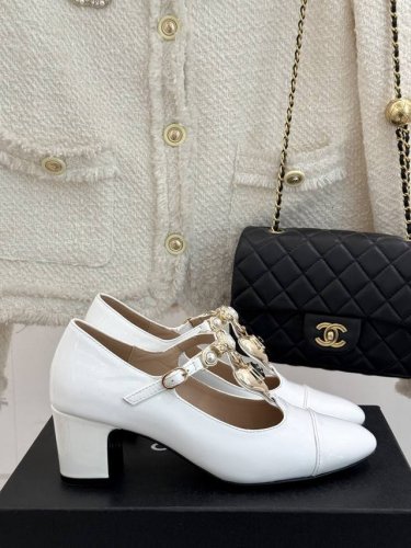 厂价 Chane* ｜小香25C春夏新品爱心 宝石T字带粗跟玛丽珍鞋 香家美鞋必入清单里不能少了它！ 这类鞋型就是典型的经典款 爱心金属链条点缀显得整个人 贵贵