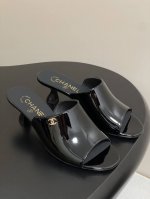 chanel 2026早春度假系列爆品小香双C扣鱼嘴蜜儿高跟拖鞋小矮跟凉拖鞋 简约时尚 整体采用穆勒鞋款式 这种鞋型没有鞋带或复杂的固定结构 穿脱方便 同时展现