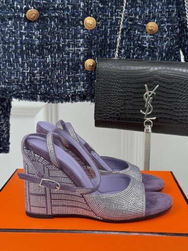 厂价 Hermès 爱马仕25ss早春新品水钻坡跟凉鞋谁也无法拒绝亮晶晶的美鞋坡跟设计 线条流畅优雅推荐入手显瘦显长腿高级感女人必备单品！面料采用原版定制材质内