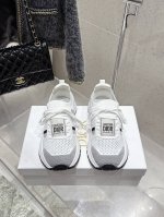 dior迪奥 情侣款 针织 飞织 休闲 运动鞋 柔软透气的鞋面与轻盈的纹理效果橡胶鞋底相得益彰，饰以各种经典细节，是日常造型的理想之选 可与各式休闲单品搭配，打