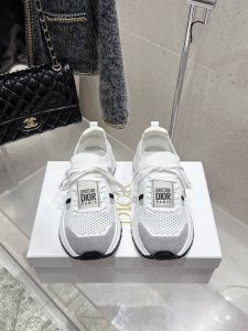 dior迪奥 情侣款 针织 飞织 休闲 运动鞋 柔软透气的鞋面与轻盈的纹理效果橡胶鞋底相得益彰，饰以各种经典细节，是日常造型的理想之选 可与各式休闲单品搭配，打