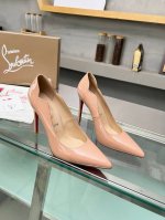 冲量价: ChristianLouboutin 路铂廷 CL红底鞋2024 春夏系列新品登场，创意大胆的鞋履设计尽显前卫态度，焕新都市造型。优雅时尚上面镶有银色