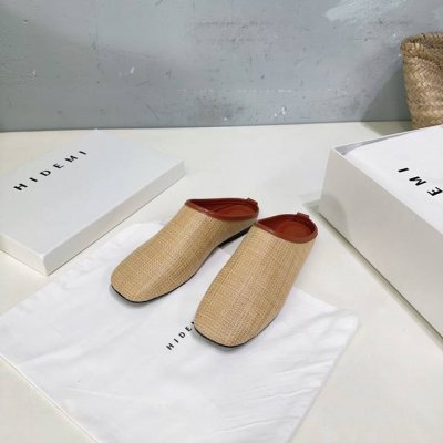 高品质出厂 ！小众潮牌Hidemi25春夏简易慵懒风方头平底包头拖鞋！ 极简主义风格设计 干净利落 不分年龄不分职业不分穿搭都可以驾驭！ 鞋面采用原版混种羊皮