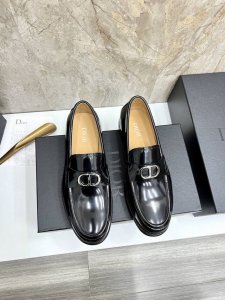 dior 迪奥 男士精品乐福鞋，这款 Dior Granville 乐福鞋是男装系列新品，彰显都市风范。采用棕色粒面牛皮革精心制作，搭配对比鲜明的缉面线，鞋面饰