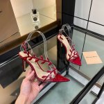 gianvito rossi 2025新款凉鞋顶级版本代购品质这双尖头高跟漆皮树叶装饰女鞋，简直是我的心头爱！尖头的造型精致又时尚，尽显女性魅力。漆皮的材质光亮