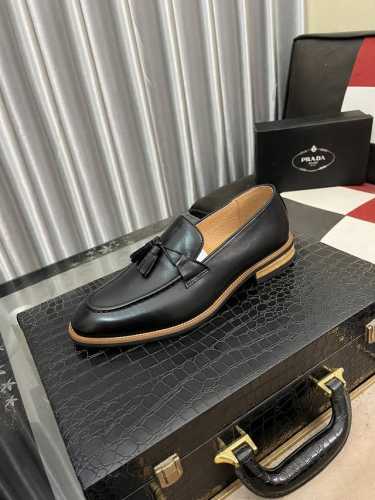 PRADA 普拉达1:1新款商务皮鞋。2024专柜同步发售，意大利进口原版进口胎牛皮。内里猪里，鞋面采用拉线设计，独家成型超轻橡胶大底，超级舒适，实物拍摄实物