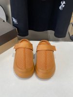 出厂价p Ugg2025Ss官网最新，推出的炫金款半包厚底拖鞋 Hanni同款厚底太爱了，又特别轻便好穿，搭配袜子有种甜度超标少女感 多巴胺色系，魔术贴设计，更