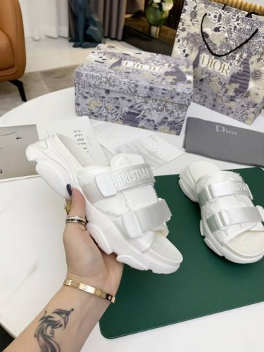 出厂价P Dior迪奥高版本拖鞋，新品经典款代购级别品质国外专柜爆款厚底凉鞋 鞋面内里：原版定制特殊电绣材料， 鞋底：原版开模1.1 轻便 底厚：后跟5Cm