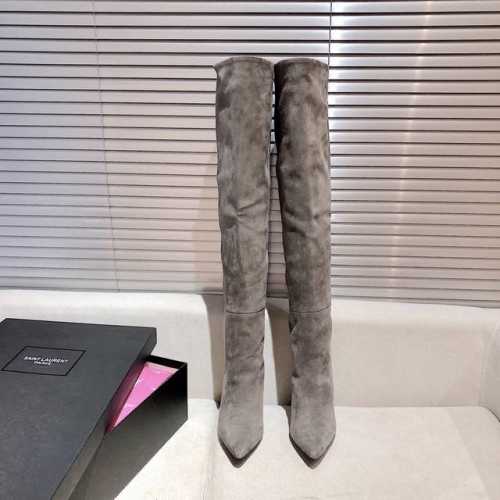 Saint Laurent 圣罗兰 YSL全羊京高跟长筒靴。上脚自然褶皱很好的修饰脚型，搭配高跟秒变大长腿。 鞋面：进口羊京皮 非市面弹力绒 内里 垫脚：进口羊