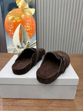 BrunelloCucinelli 。B C增高鞋上新款了。面料：进口牛绒。内里牛皮，纯铜珠链，上脚美观大方，百分百原版开发。原版包装，码数35 －42。35 - 点击图像关闭