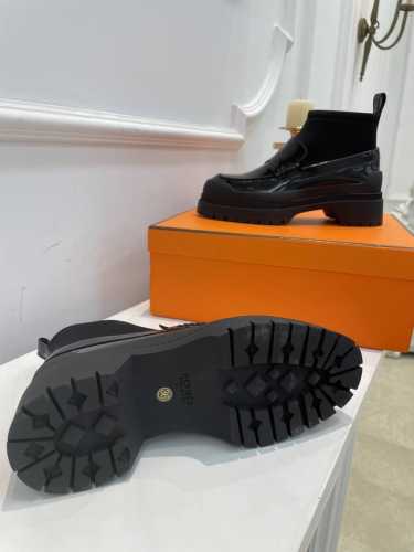 爱马仕 HerméS 中性短靴 撞色拼接设计 考究精湛的工艺 玩转对比鲜明的皮料与色彩 都市风格 妥妥的奢侈品C位 开边珠鞋面搭配包裹弹力布 方便穿脱 原版撞色