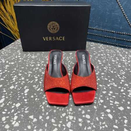 Versace范思哲 专柜新款，金属三角跟系列鞋面：真丝+钻内里垫脚：羊皮跟高：5.5cm鞋底：真皮大底码数：35-42码 42定制不退换 ⑥价格： - 点击图像关闭