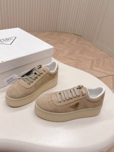 最高版 Prada普拉达 25新款 厚底 休闲运动鞋 这款运动鞋延续经久不衰的轮廓，是新款经典单品。采用皮革精心制作， 提升格调。款式轻盈，搭配三角扣标志加5C