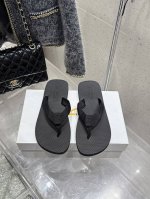 代购级 therow Dune 25Ss 人字拖鞋 情侣装 the Row 2025早春系列展示了舒适自在的简约感穿搭 新款 Dune人字拖凉鞋 夹脚采用罗缎棉