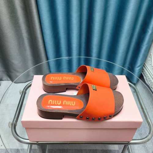 MiuMiu缪缪春夏秀款拖鞋 25秀款出镜率最高单品 简约鞋面金色miumiu字母logo非常的醒目 袜子10四个色可选 搭配半脚袜饰以装饰，显得格外的好看时髦