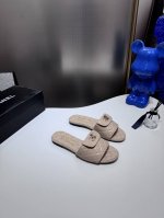 橙子出厂价p chanel 香奈儿春夏新款 经典书包扣翻盖平底拖鞋 金属扣菱格凉拖 码数 35-42