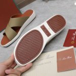 Loro Piana Tomori Sabot情侣款拖鞋 这款这款鞋履采用柔软的绒面牛皮革制成，质感丰富，通过loropiana标志性精湛手工技艺精制而成。以潜