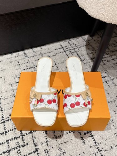 louisvuitton 25 夏季限定 樱桃风 蝴蝶结 细跟 凉拖 最新夏季限定 樱桃风系列 采用彩色以及鞋面的大面积底色作为对比 创造出樱桃彩色元素风格 成